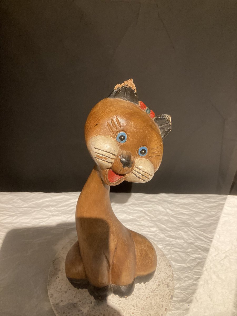 Shytaani's tweet photo. 先週 #祝祭の呪物展 に行って来ました。
猫ちゃんやチャーミーをはじめ動画に出てきた呪物たちを間近で細部までじっくり見れて面白かった！
持ち主のお二人にも会うことができて大満足でした😊 https://t.co/CKn9ZQwqiQ