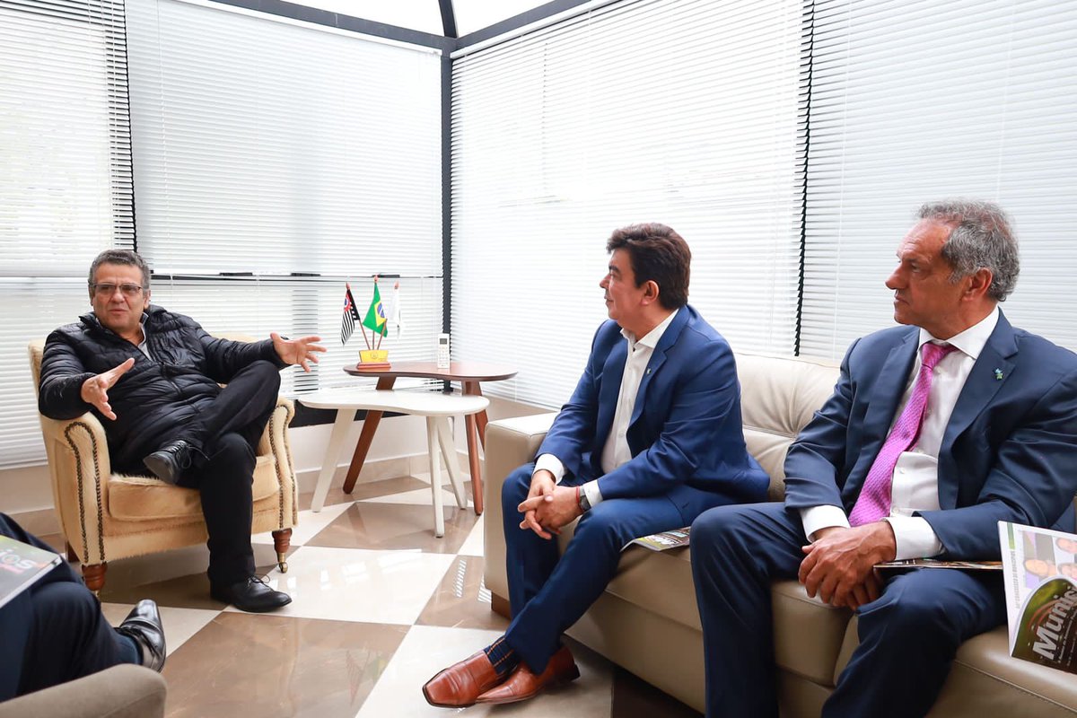 danielscioli's tweet photo. Intercambio de experiencias entre Marcelo Barbieri, vicepresidente de la Asociación Paulista de Municipios (APM) que nuclea a 654 municipios y @FerEspinozaOK como presidente de la FAM en materia de formación a intendentes, tecnología, electromovilidad y tratamiento de residuos. https://t.co/ZvNNZyMgBr