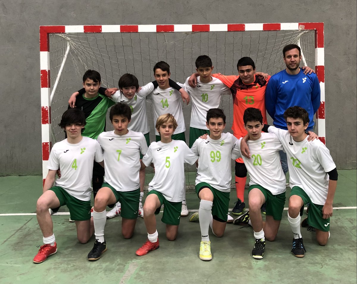 ¡Enhorabuena a nuestros 2 EQUIPOS CAMPEONES de liga en FÚTBOL SALA de este año: Prebenjamín (2º Primaria) e Infantil (2º ESO)!
#FútbolJM #protagonistascontigo