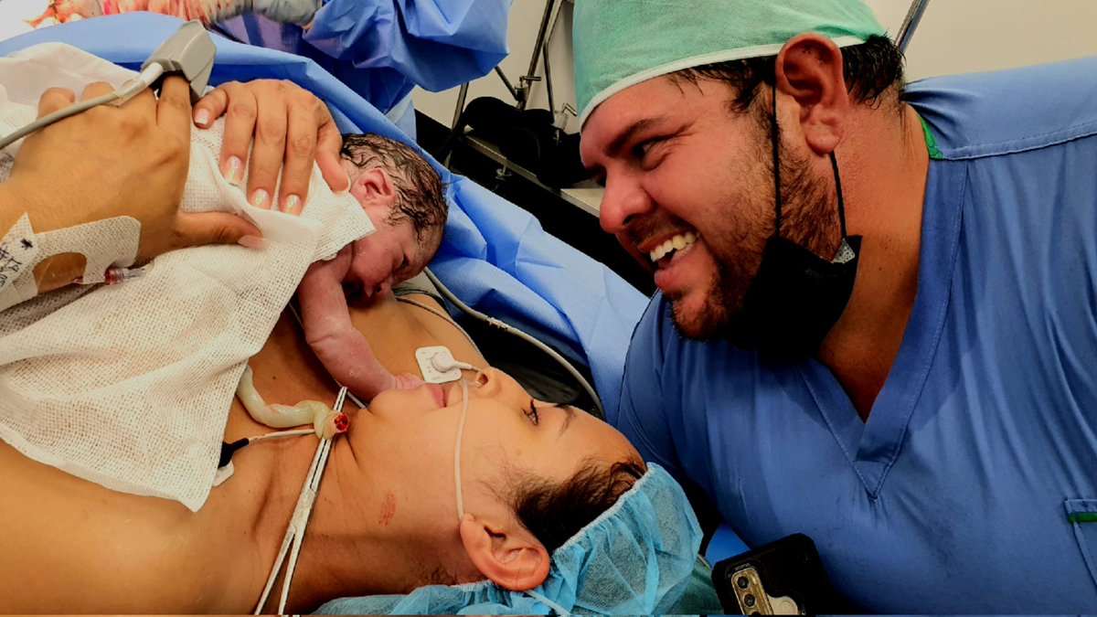PacoSHdz's tweet photo. Después de la reanimación neonatal avanzada, capturar la felicidad de los recién papás es mi otra pasión  😋 https://t.co/ZBhbr2i86e