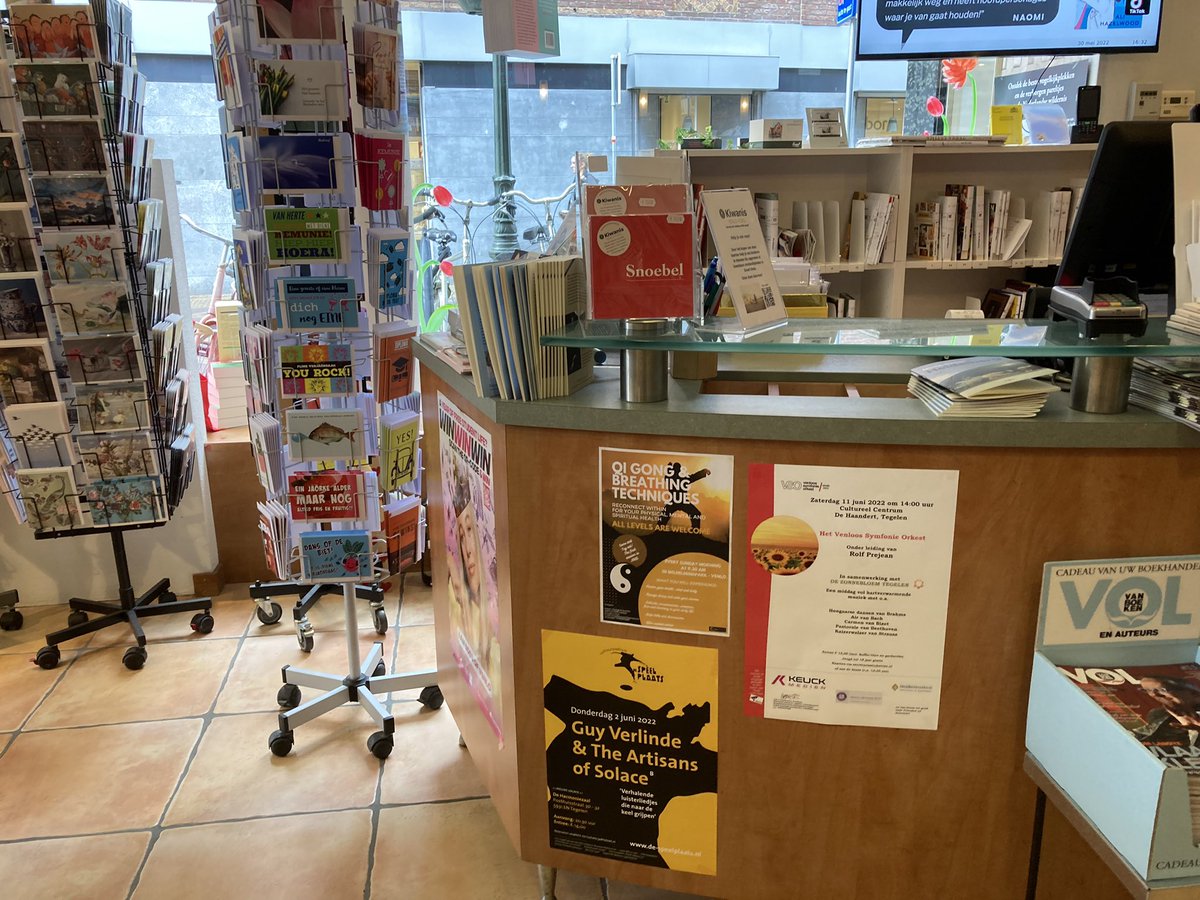 Onze zonnebloemposter bij @KoopsBoeken mooie reclame voor ons concert!