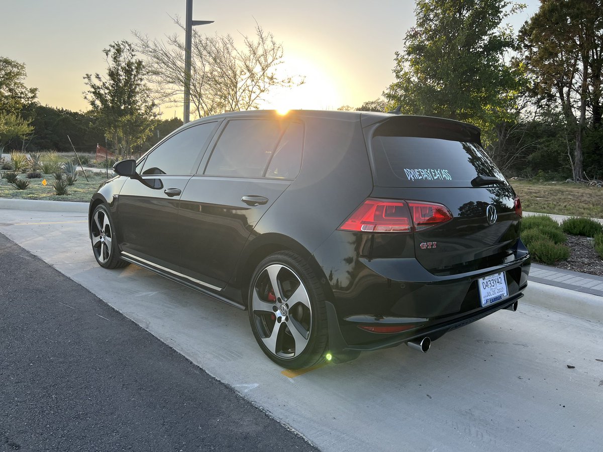 SAERXNE222's tweet photo. (Rip my 2016 GTi) hello my new 2017 GTi https://t.co/iOq7uAHmem