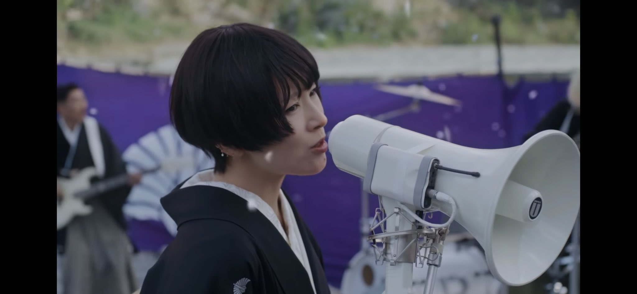 きなこ 只今椎名林檎様のこの髪型にしたい欲がすごいのですが 顔でかい 死ぬほど面長 ここまで伸ばしてきた髪をまたバッサリ切る勇気 このショートにしたら伸ばしたくなってもロングまで2年くらいはかかる そもそも似合うか と収集がつかなさ