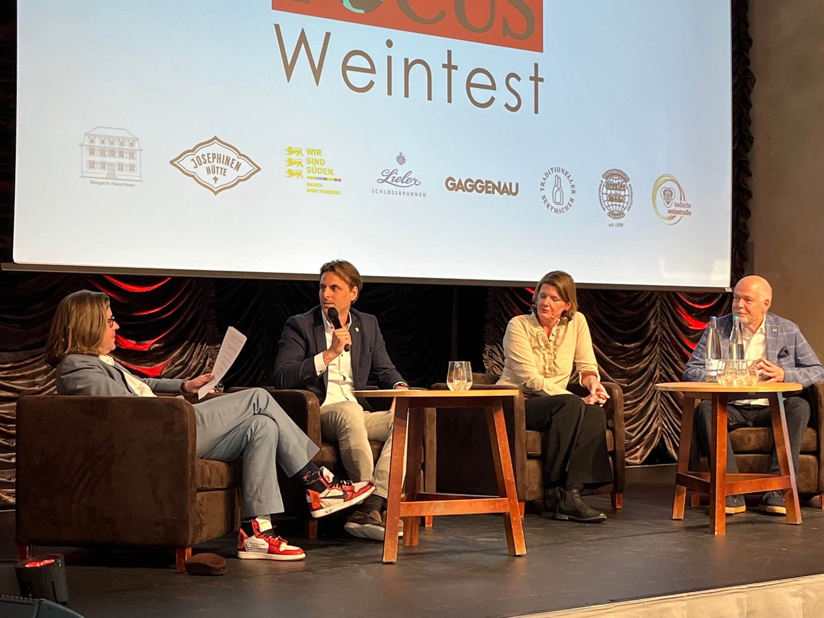 ThomasMack_EP's tweet photo. Mit Thomas Althoff (@AlthoffHotels) &amp; weiteren tollen Gästen, darf ich heute im Rahmen des 11. #FocusWeintest über die Leidenschaft zum Thema Wein sprechen. Ich freue mich auf die Gespräche im Hotel Krønasår &amp; natürlich auch auf die Verkostung der Preisträger! 😃🥇 @focusonline https://t.co/7GKW2gfNnQ