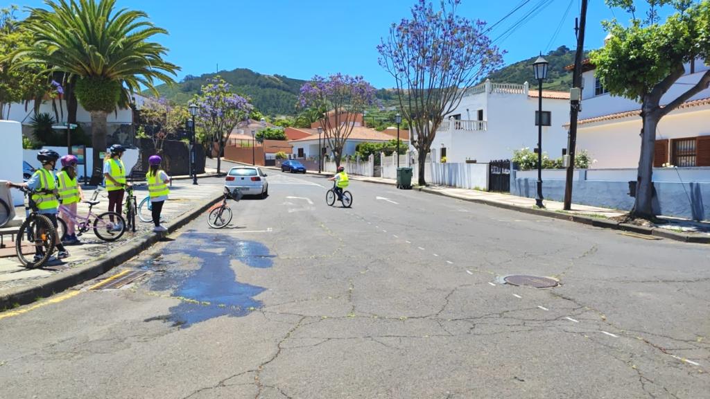 DGTes's tweet photo. Gracias al @ayto_tegueste  y a  @Mejorenbici_LPA  por impulsar la formación ciclista  en los CEIP Teófilo Pérez y Melchor Núñez Tejera.

Proyecto #STARS: por un cambio real hacia una #movilidad más sostenible, activa y segura. 🚲🚲🚲

@fmguanarteme https://t.co/EtYcXhymYc