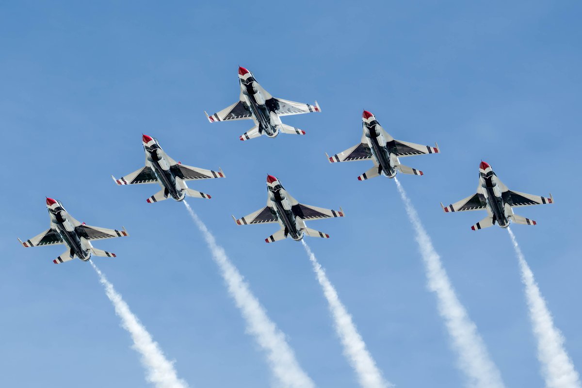 Better version of the Thunderbirds from yesterday. #IMS #Indy500 #AFThunderbirds #USAF #avgeeks #aviation #aviationphotography