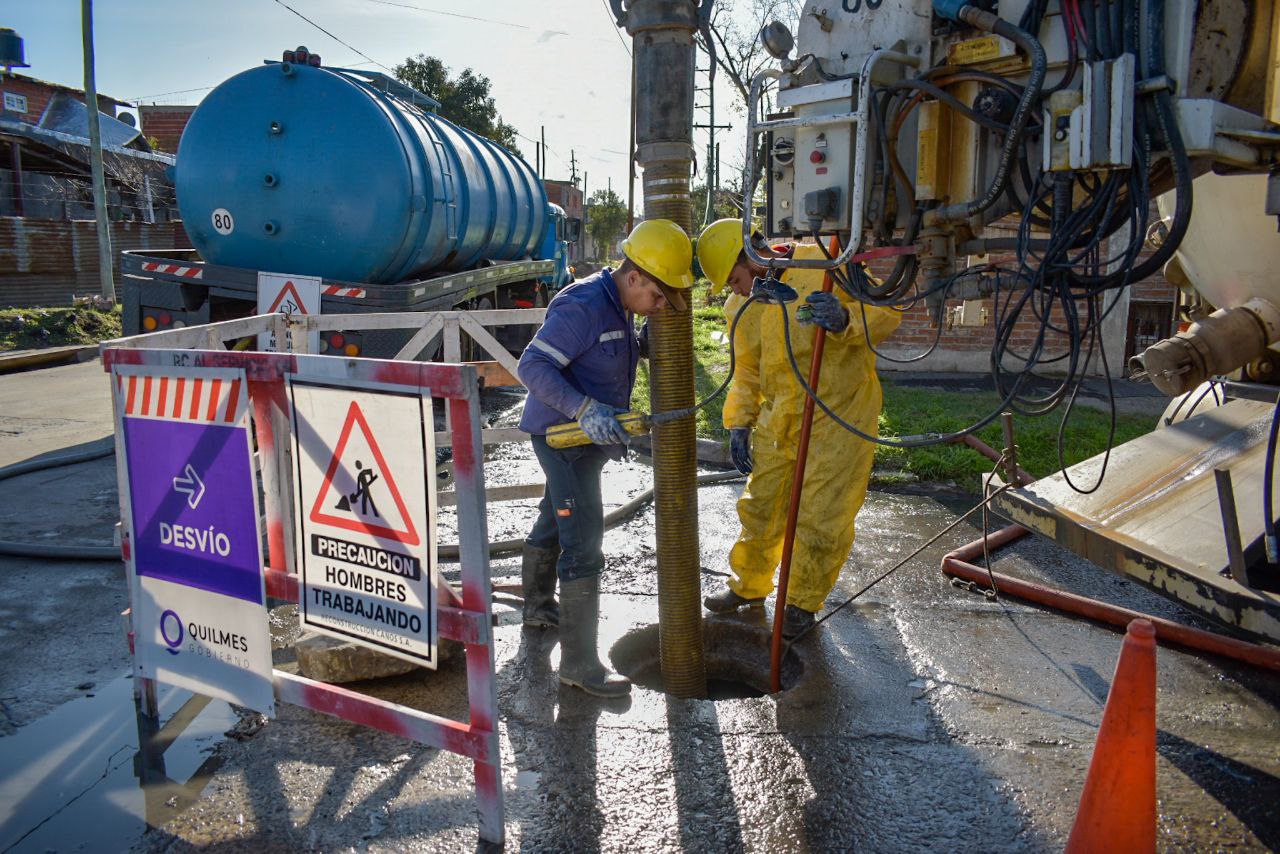 Twitter \ Gobierno على تويتر: "🚧 Realizamos trabajos de limpieza y desobstrucción de pluviales en #BernalOeste para eliminar la acumulación de residuos y evitar el estancamiento de agua en la zona. #