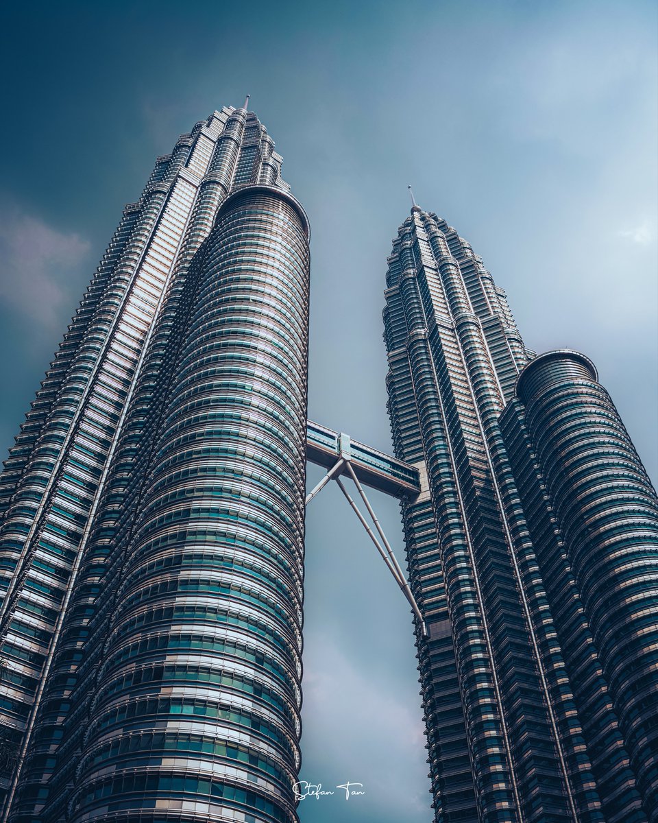 Hello Petronas Twin Towers
-
📸: Sony A7IV
Sony Malaysia Sony - Alpha Universe Southeast Asia Sony - Alpha Universe - Malaysia 
-
#sonya7iv
#sonyalpha
#malaysia
#malaysiatrulyasia
#kualalumpur
#visitkualalumpur
#petronastwintower 
#klstreet
#kl
#twintowers
#building
#skyscraper