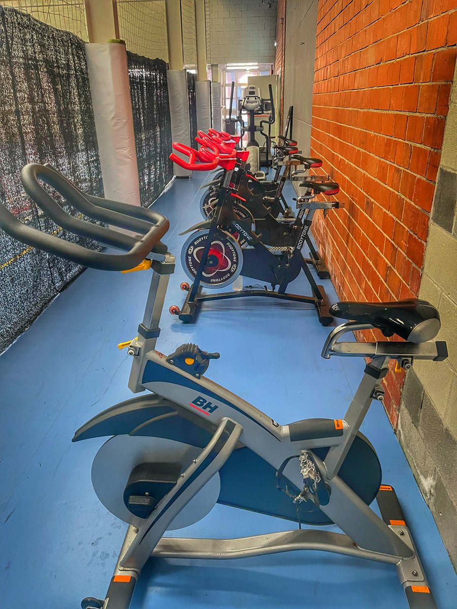 katiamartin86's tweet photo. Ir al gym y solo poder hacer bici estática es como ir al bar y sólo poder tomar agua 😆😆 #quistedebaker #lesionderodilla #gymtime #pain #MondayMotivation https://t.co/ea3BjxJeis