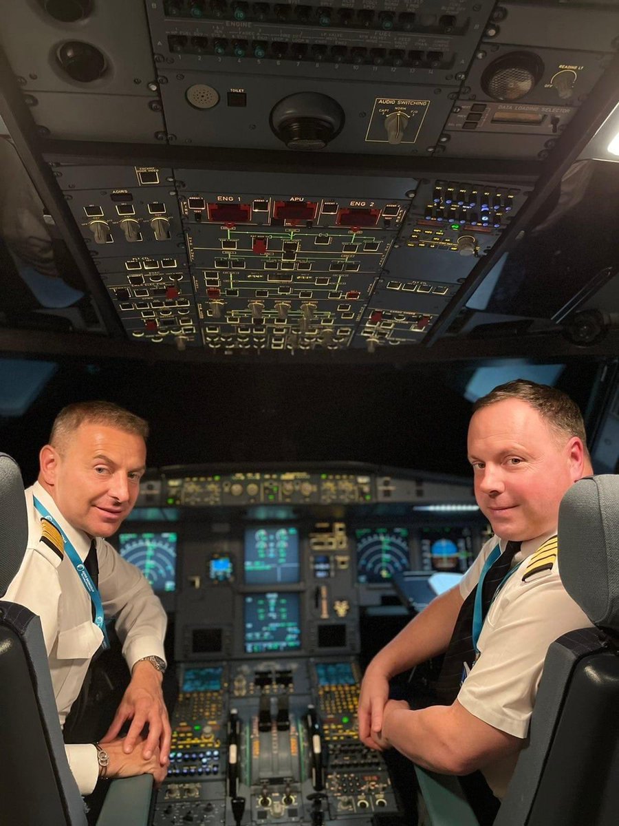 Манай AIRBUS A319 агаарын хөлгийн Итали болон Словени нисгэгч нар Монгол нисгэгч нарт туршлагаа хуваалцаж дадлагажуулж байна. Бид аюулгүй ажиллагааг ямагт 1-т тавин ажиллаж байна. Аэромонголиа ХХК ✈️