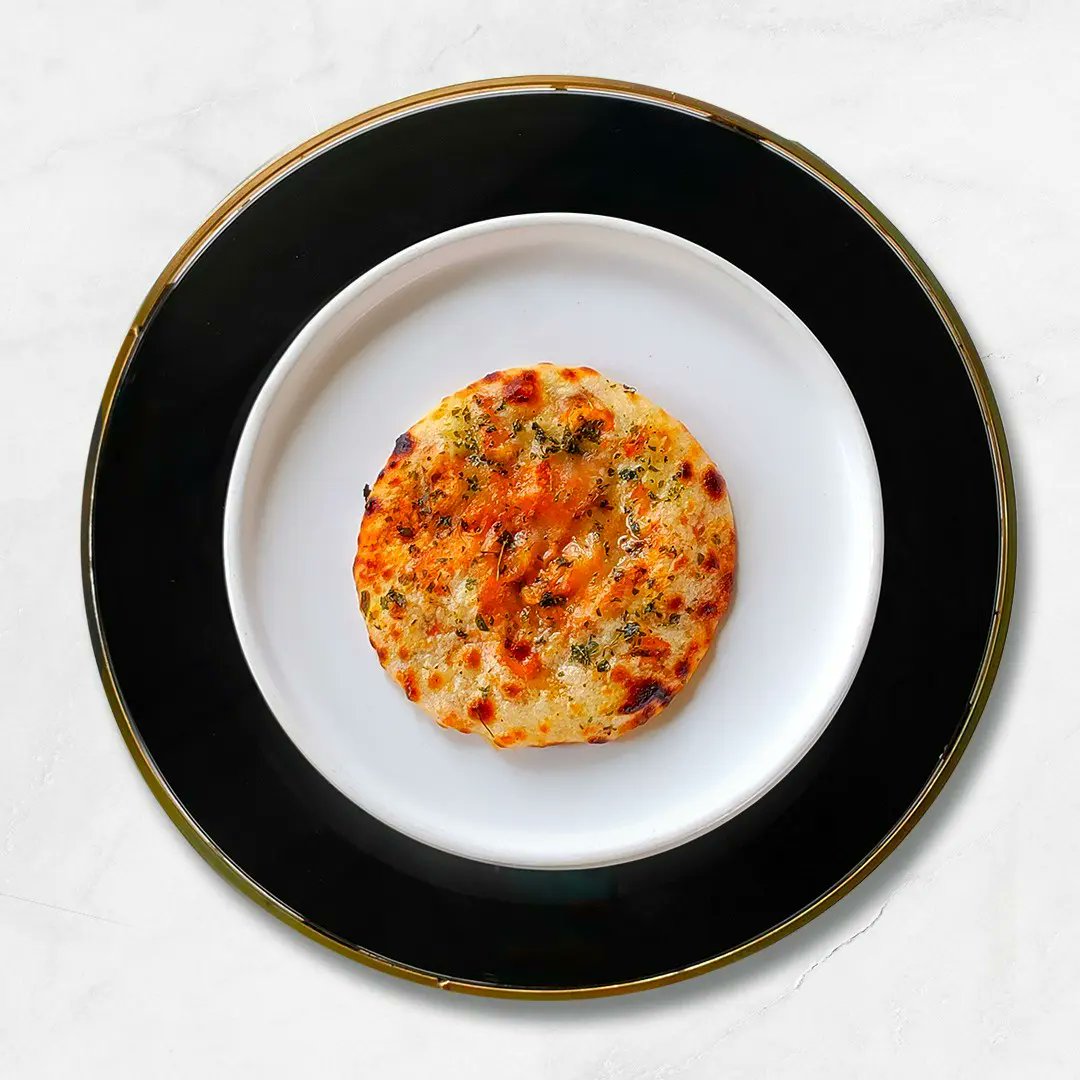 Indian_Accent's tweet image. Putting the spotlight on our sides today. Featured here are the butter chicken kulcha, dry fenugreek butter and wild mushroom kulcha, truffle oil drizzle  from the Indian Accent #breadbar
#inventiveindian #delhi