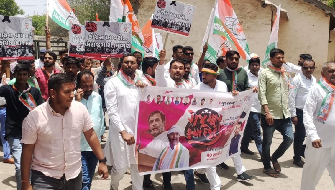 Vishwanathsinh_'s tweet photo. "गुजरात मांगे रोजगार" केम्पेईन के "रोजगार कहा है?" मुहिम के तहत आज सुरेन्द्रनगर जिला रोजगार कार्यालय का घेराव किया गया ।
@srinivasiyc @Allavaru @IYCshahid @IYC @IYCGujarat @INCGujarat @INCIndia @RaghusharmaINC @RamkishanO #रोजगार_कहां_है https://t.co/edW9jZ7vxO