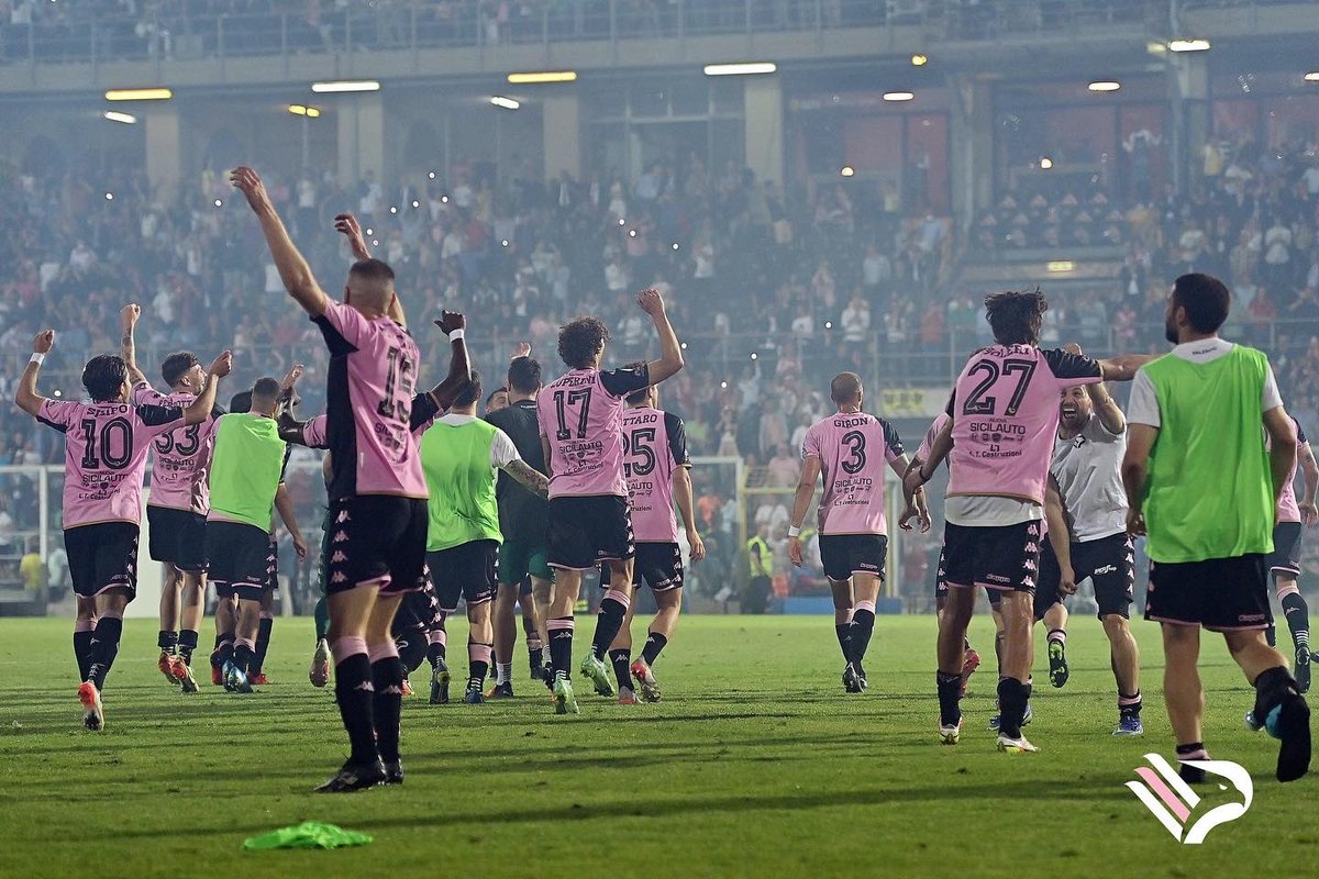 Palermofficial's tweet photo. Una serata fantastica 💗🖤 
Ma la testa è già al prossimo impegno🔥

📲 guarda la photogallery completa sul sito ufficiale! 

📸 @tulliopuglia https://t.co/0u2LTCZA9D