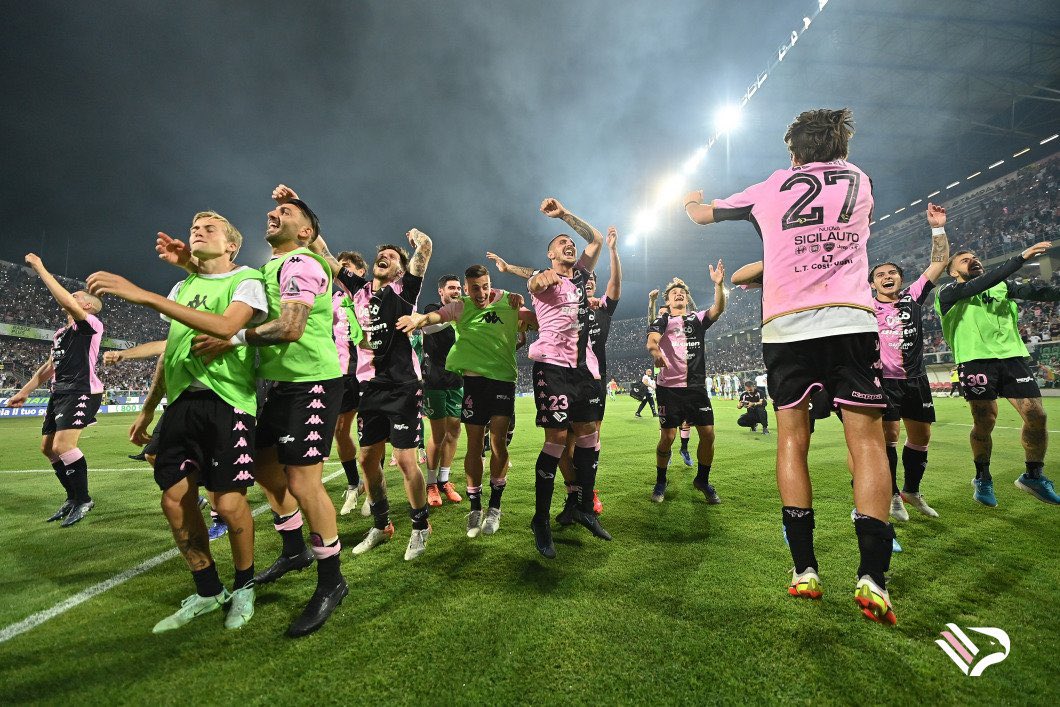 Palermofficial's tweet photo. Una serata fantastica 💗🖤 
Ma la testa è già al prossimo impegno🔥

📲 guarda la photogallery completa sul sito ufficiale! 

📸 @tulliopuglia https://t.co/0u2LTCZA9D