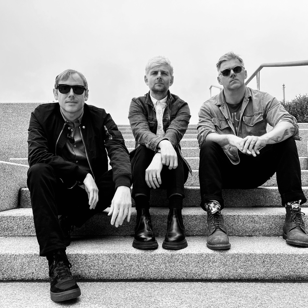 loudernowfr's tweet photo. @nodevotionband est désormais un trio, composé du chanteur Geoff Rickly (@thursdayband), du guitariste Lee Gaze (ex-Lostprophets) et du bassiste Stuart Richardson (ex-Lostprophets).
#LouderNow #NoDevotion #GeoffRickly #Thursday #Lostprophets #AlternativeRock #PostPunk #Rock https://t.co/zm69R19HDj