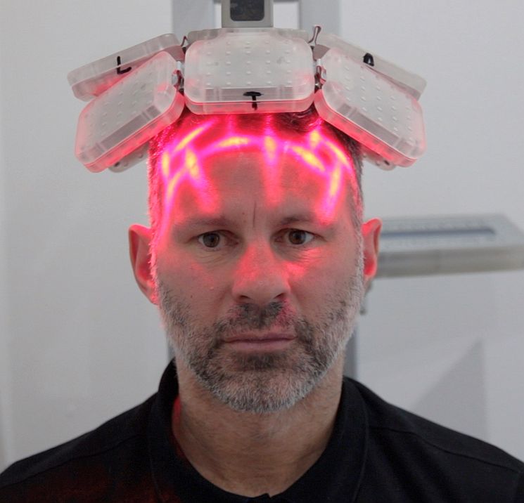 MHRClinicUK's tweet photo. Ryan Giggs started his hair restoration journey by participating in the use of LLLT (Low-Level Laser Therapy) to help restore thickness to his head 💊🧴

A combination of LLLT, herbal supplementation, prescribed medication and shampoos gave Ryan some Incredible results! https://t.co/mSTNFWVLta