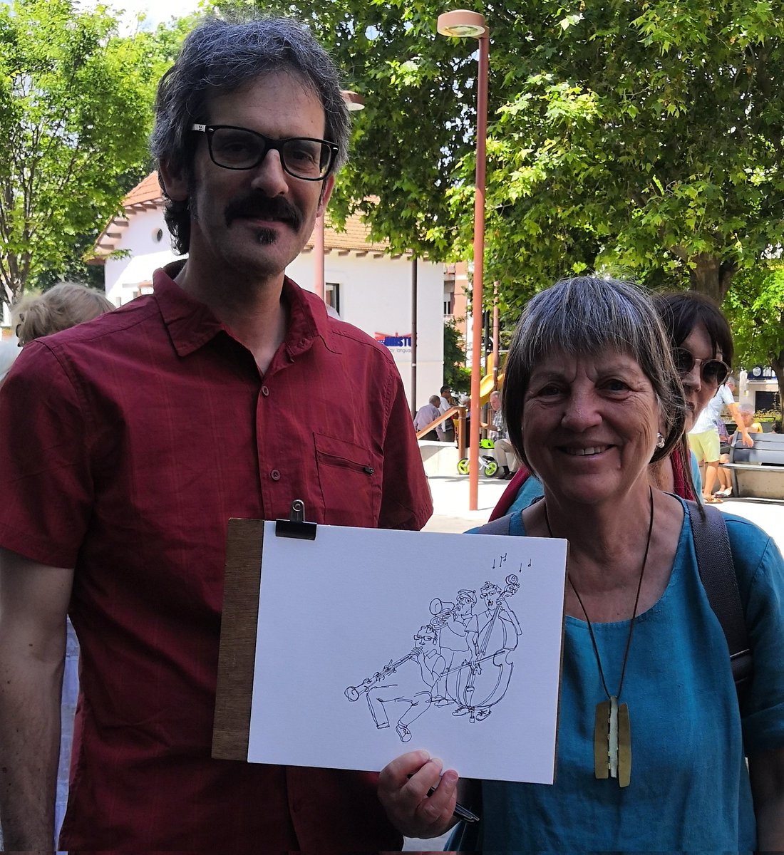 Cap de setmana ben intens entre Sant Just Desvern i l'Aplec de Santa Coloma de Gramenet! A Sant Just, ens van dibuixar mentre tocàvem! A la foto, l'Oriol amb l'autora de la il·lustració (a mig fer). No sabem el nom de l'artista... 🙈 Ens el sabeu dir, @AteneuSantJust? Gràcies!