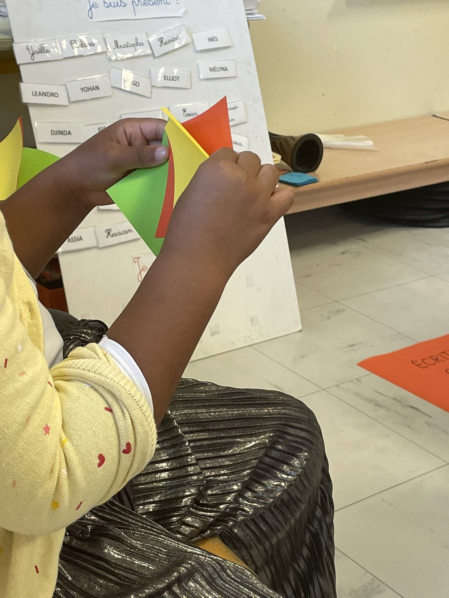 Activité ritualisée en GS l’enseignante présente des étiquettes mots les élèves identifient le type d’écriture #NT1