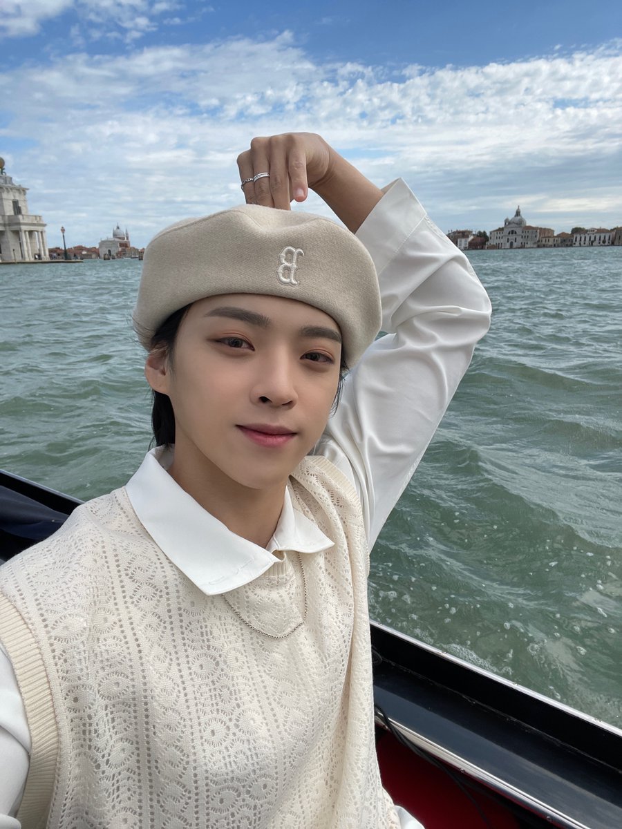 WUZO_BLITZERS's tweet photo. [📷][#GO_U_RAID]
in Venezia
 
#BLITZERS #블리처스 #GO_U #고유 https://t.co/EsWhpRiTJj