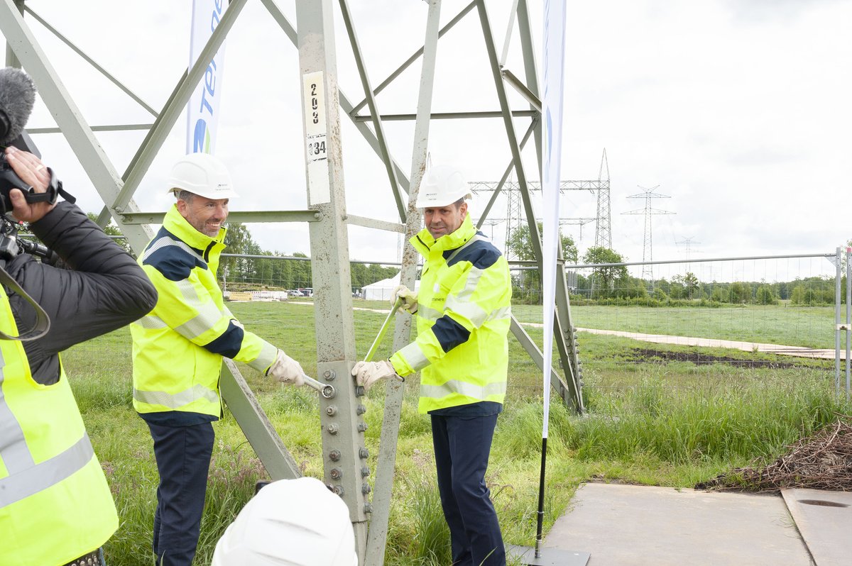 TenneT_Germany's tweet photo. 2 1/2 Jahre Bauzeit, 127 Freileitungsmasten, 5 Kilometer Erdkabel - Inbetriebnahme der Stromleitung Emden/Ost - Conneforde mit @OlafLies &amp; @TMeyerjurgens⚡Die neue 380-kV ersetzt die 220-kV-Leitung &amp; orientiert sich weitgehend an dieser. Mehr Infos https://t.co/ZWc7HJlC1i https://t.co/jTii6YAgaL