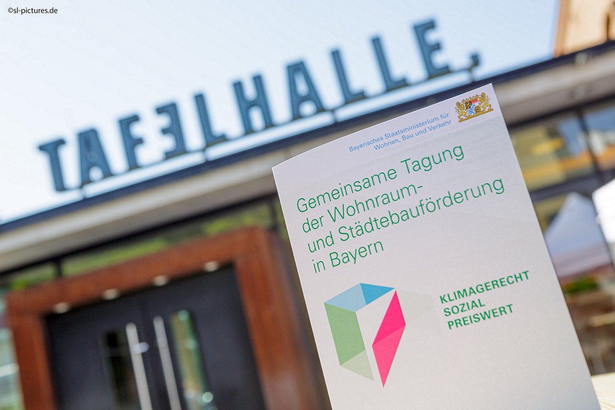 Klimagerecht, sozial, preiswert: Tagung der #Wohnraum- und #Städtebauförderung in #Nürnberg. 🏘️ 👪  Schwerpunkt der Diskussionen sind die Herausforderungen durch den Klimawandel sowie die aktuelle Lage durch die Corona-Pandemie und den Ukraine-Krieg.
📄: stmb.bayern.de/med/pressemitt…
