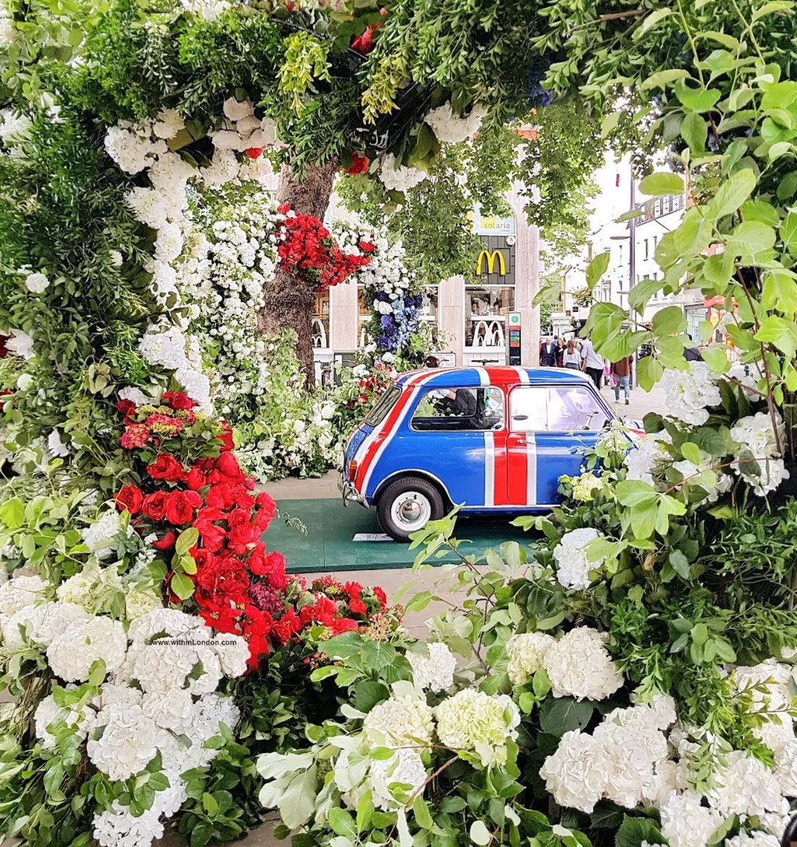 🇬🇧🤩How cute is this!!! 🤩🇬🇧

Photo by: @withinlondon 📸

#flowerfestival #londonexplorer #ilovelondon #london #londononly #londonlife #londontravel #visitlondon #londonforall #londonbest #floralinstallation #floral #thequeen #diamondjubilee #sloanesquare #flowers #queenelizabeth