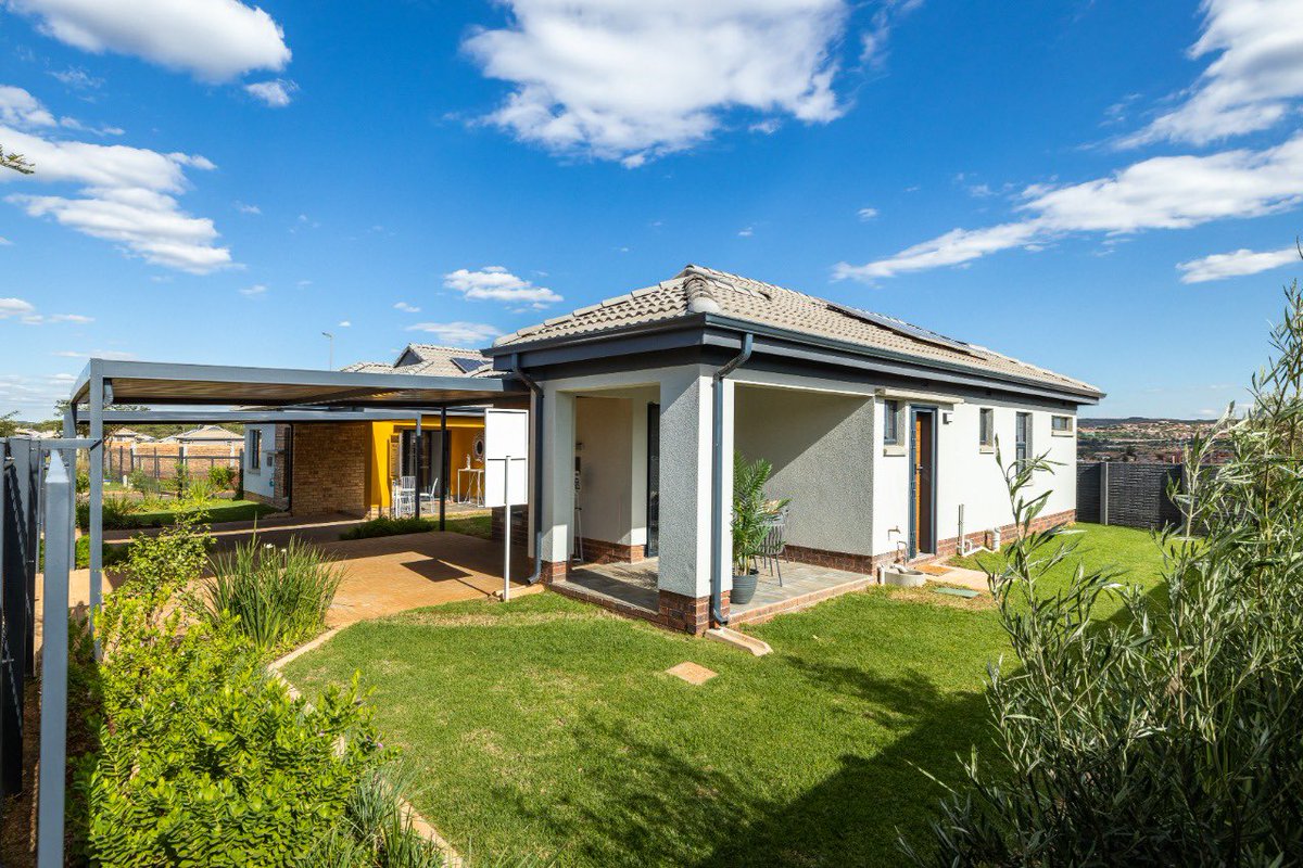 PinkJetFuel101's tweet photo. Show houses to view @Pretoria west https://t.co/4rQyxiOBOc