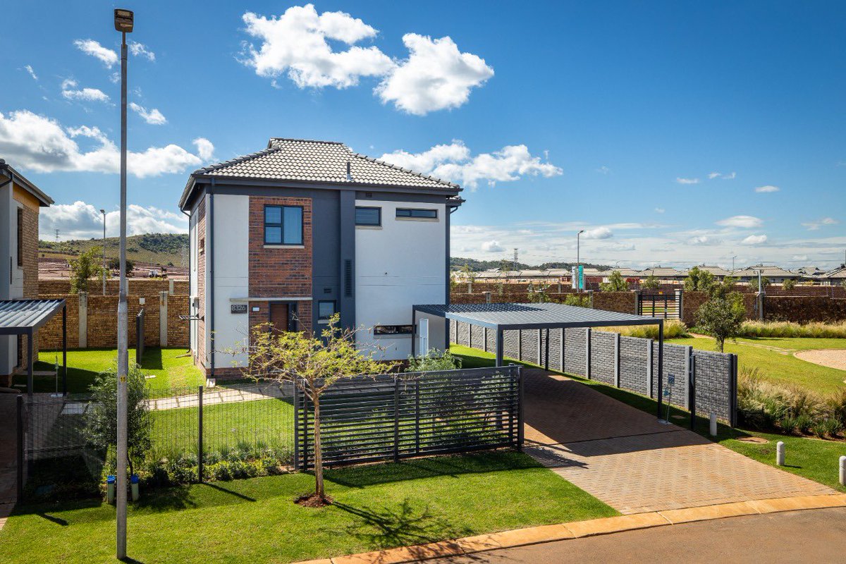 PinkJetFuel101's tweet photo. 4 bedroom double storey houses on sale from R1595346,00 🤩All cost included https://t.co/zzdPi8gate