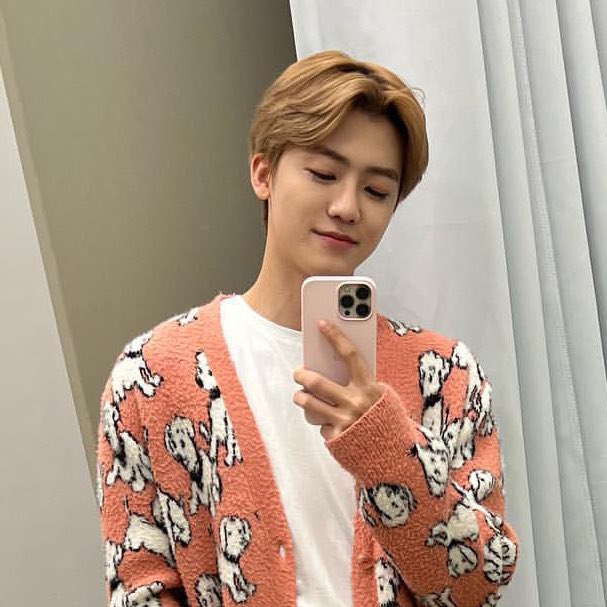 NJMCJS's tweet image. The way them holding the phone 🥺

#JAEMIN #LIA