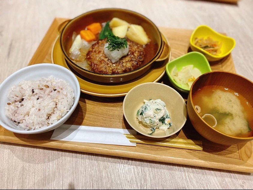 Arina8188's tweet photo. 夜は自由に食べましょう https://t.co/qWxK7KiZkV