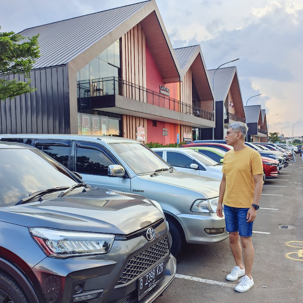 arsal_arf's tweet photo. Sunset...

Lokasi:
Photo 1, 3, 5 La Spezia @summareconbkasi
Photo 2, 4 Kopi Nako @summareconbkasi

👕: Cititex

📸: Joni... Thanks!

#52yearsold #greyhair #frenchcrop #captainbarbershop #cititex #cititexbekasi #summarecon #summareconbekasi https://t.co/wtnYyY3igf