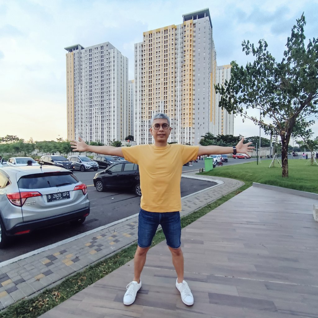 arsal_arf's tweet photo. Sunset...

Lokasi:
Photo 1, 3, 5 La Spezia @summareconbkasi
Photo 2, 4 Kopi Nako @summareconbkasi

👕: Cititex

📸: Joni... Thanks!

#52yearsold #greyhair #frenchcrop #captainbarbershop #cititex #cititexbekasi #summarecon #summareconbekasi https://t.co/wtnYyY3igf