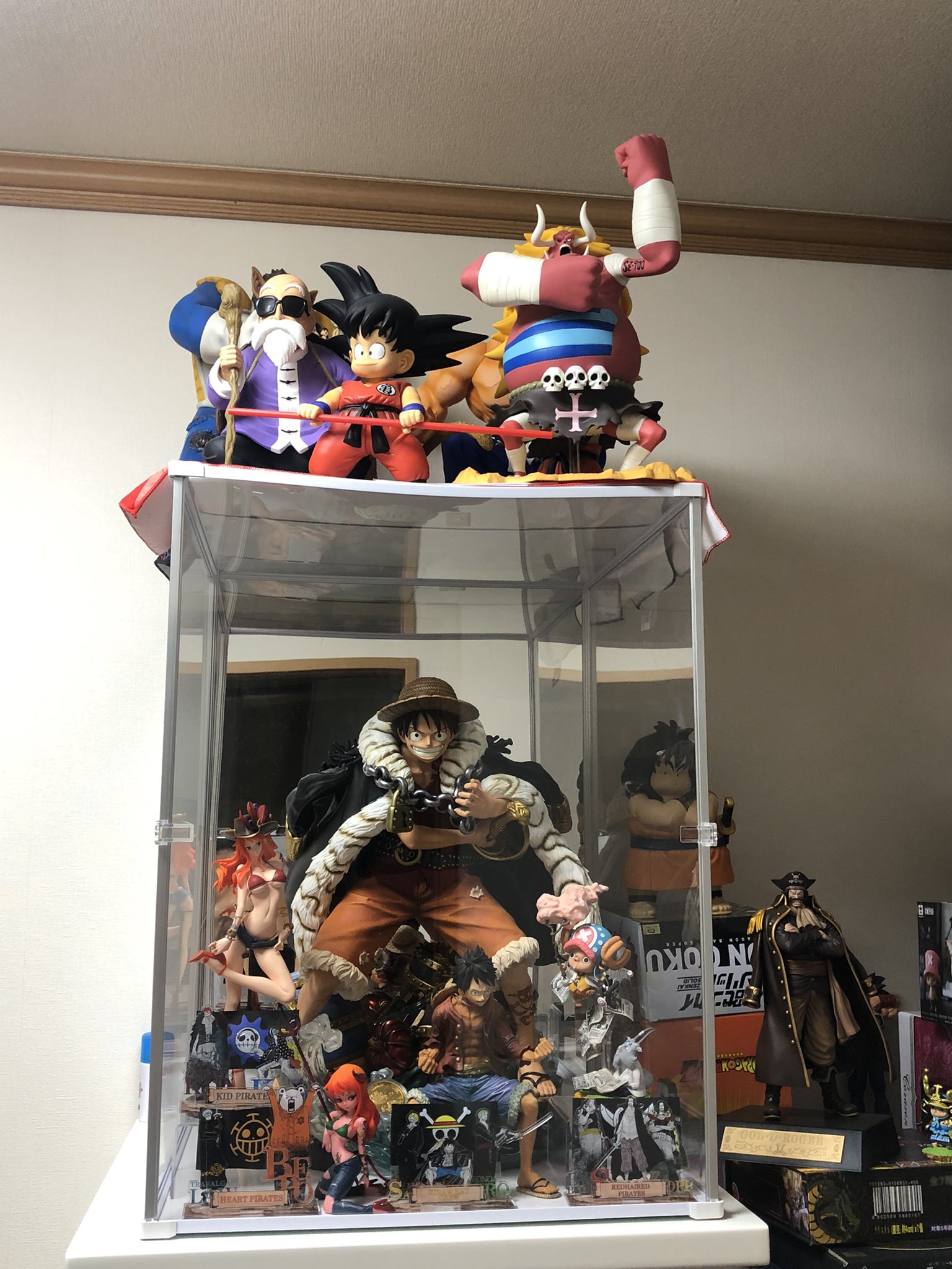 農家のチロリンタイガー 遂にフィギュアケースの前まで侵食してきた どうしようwww 一応コレでも片付けましたwww ๑ｰ Wｰ ｷﾘｯ T Co H29kx6b594 Twitter