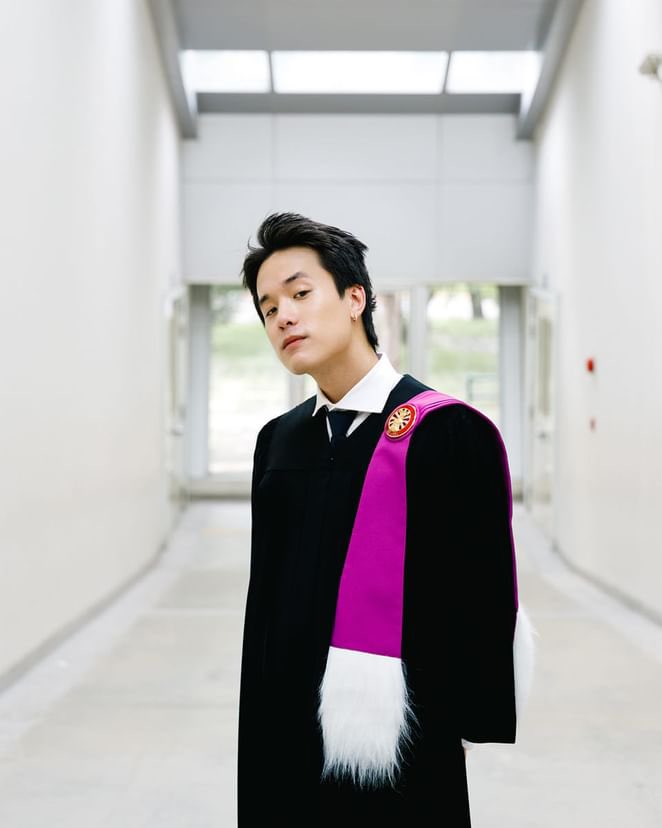 jayjamestoday's tweet photo. ขอแสดงความยินดีกับการจบการศึกษาของเจมส์อย่างเป็นทางการด้วยนะคะ ❤️💙🧡

#JMJGraduation 
#JamyJamess https://t.co/JB7RVAs99H