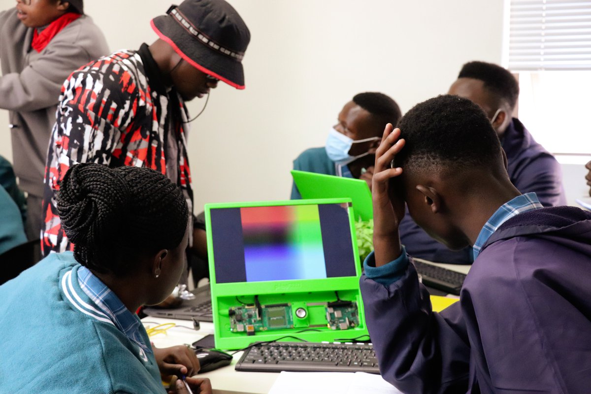 Geekulcha's tweet photo. We had a great time this past weekend with the youngsters from Mbetsa Academy all the way in Giyani 

#GeekGuide https://t.co/YcJCE8bzOK
