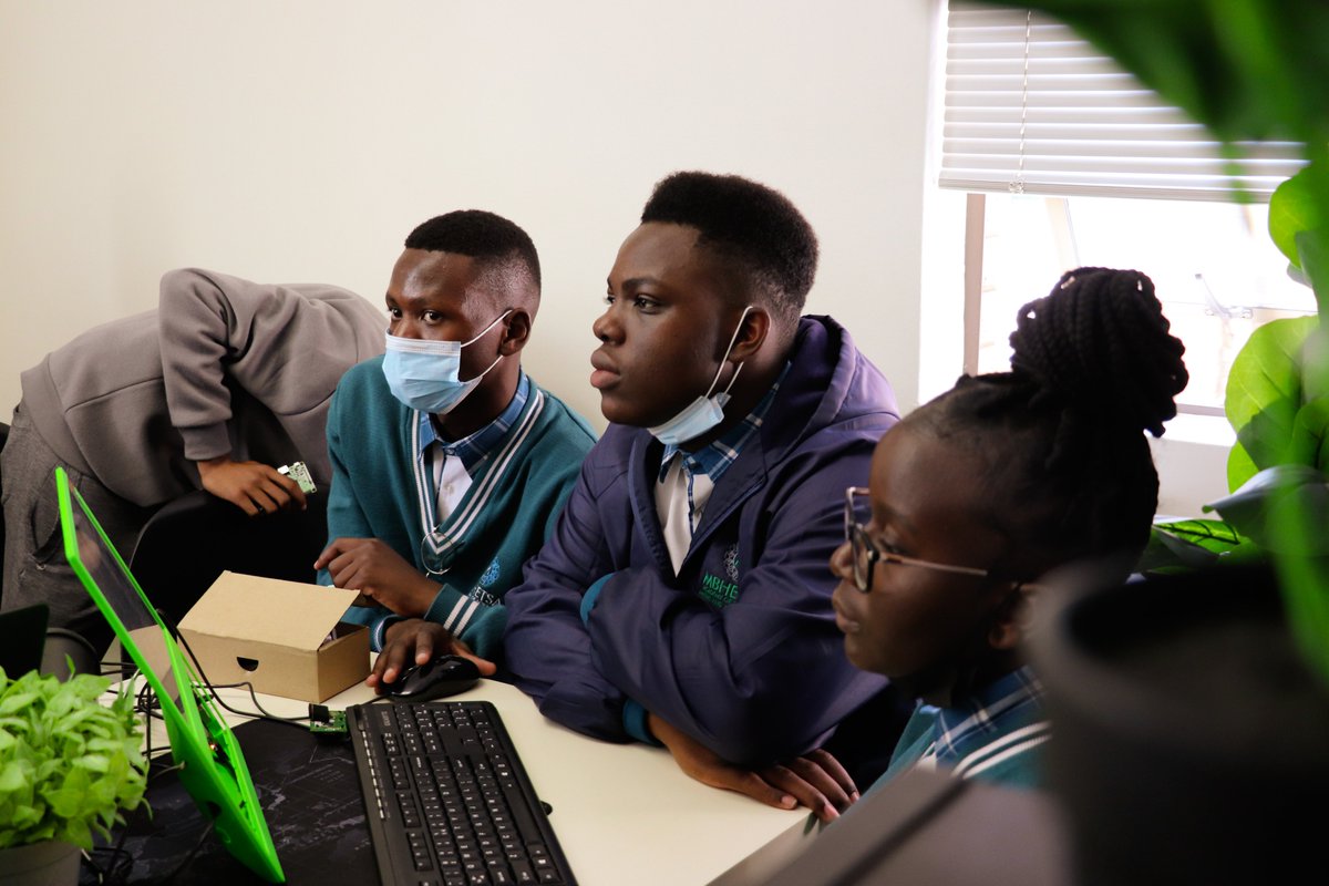 Geekulcha's tweet photo. We had a great time this past weekend with the youngsters from Mbetsa Academy all the way in Giyani 

#GeekGuide https://t.co/YcJCE8bzOK