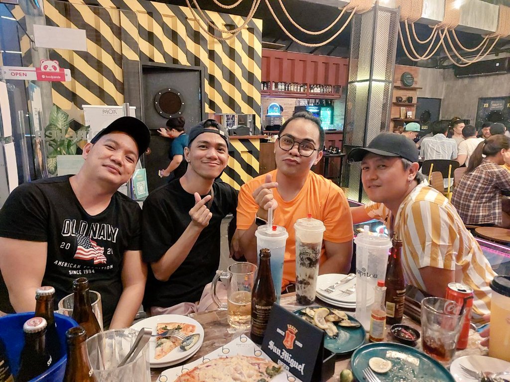 piodaldal's tweet photo. Welcome to Manila Kuya @zvil05 😘😍💯
#SpaceBroTime #SpaceForAll #Greenfield #WeekendVibe #PaPiTea #TheBeerFactory https://t.co/wquyKMaRVl