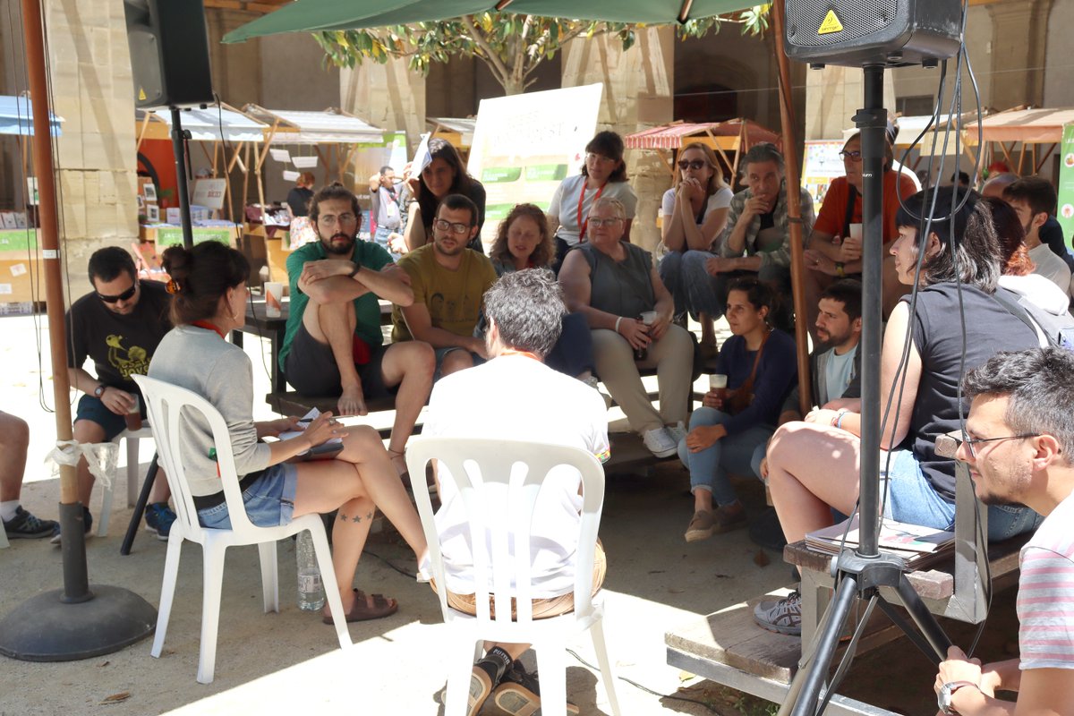 PonentCoopera's tweet photo. 🎉 La 4a edició de la #PonentFEST recupera la normalitat i tanca amb un balanç molt positiu!

El bon temps i les ganes de retrobar-se dels projectes cooperatius van col·laborar a fer de la fira novament un punt de trobada de l’Economia Social i Solidària!

https://t.co/IKI2bZZxAN https://t.co/7aEzV2H97T