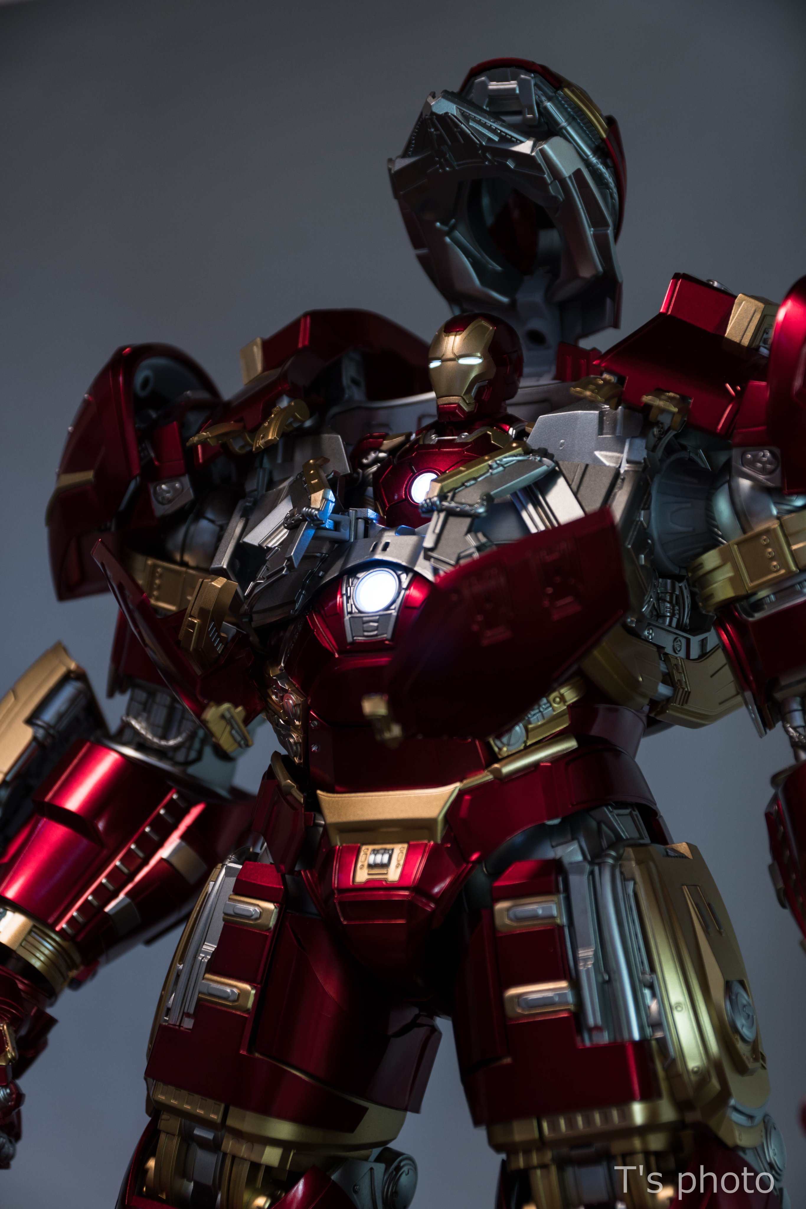ハルクバスター　threezero Marvel Studios: The Infinity SagaDLX Iron Man Mark 44