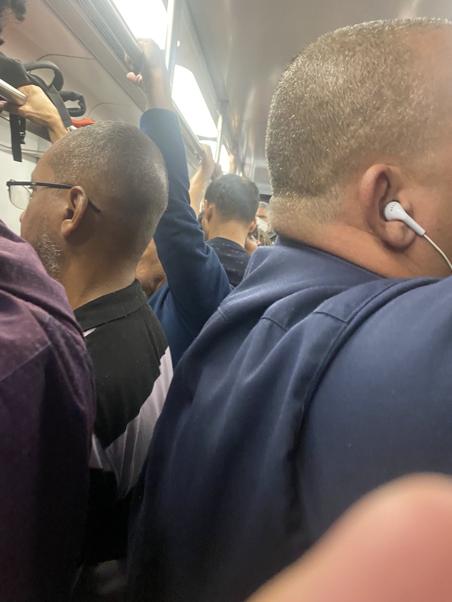 Felipecionirj's tweet photo. Alô  @agetransp @ProconRJ 
Quando vão retirar a concessão da @SuperVia_trens ? O povo não aguenta mais, já postei aqui os trens de Santa Cruz hiper cheio isso é desumano e não é de graça este serviço que é péssimo.
@obsdostrens  @g1 https://t.co/x3eSczkzQ1