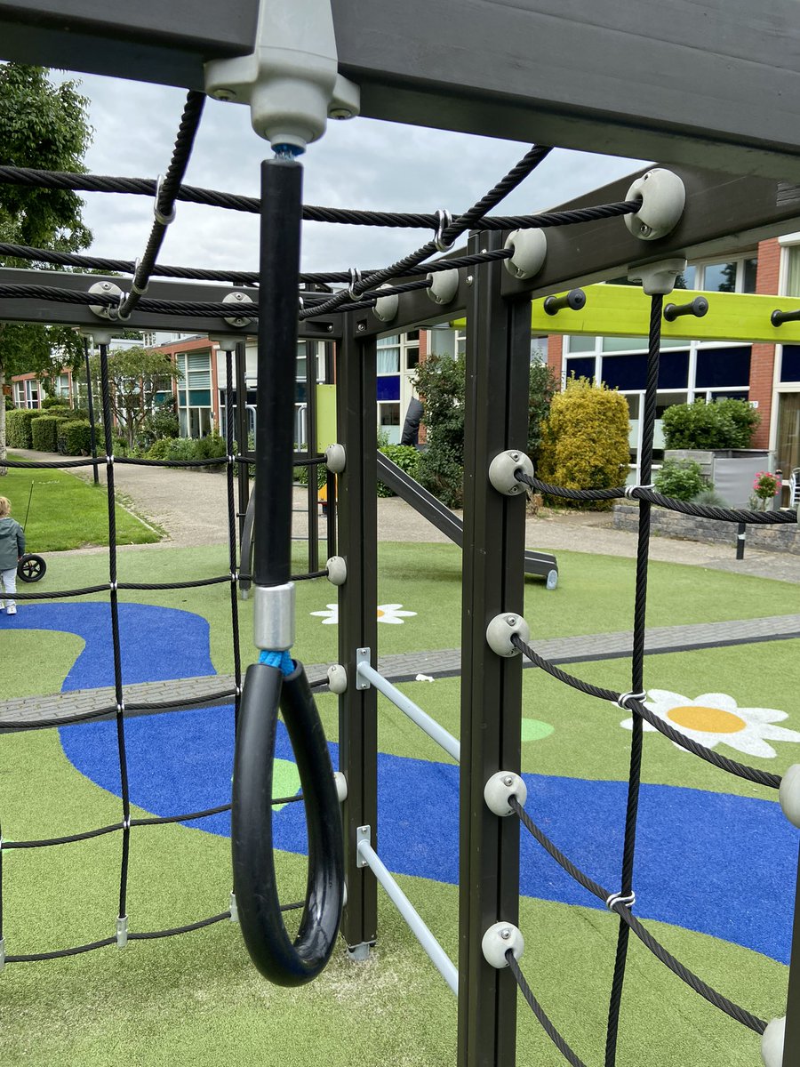 Els_Douma's tweet photo. @Gem_Amersfoort hang element bij speeltuin Christoffelkruid (Nieuwland) is bijna los. Fijn als het gerepareerd kan worden. https://t.co/HcsPVnp4X3