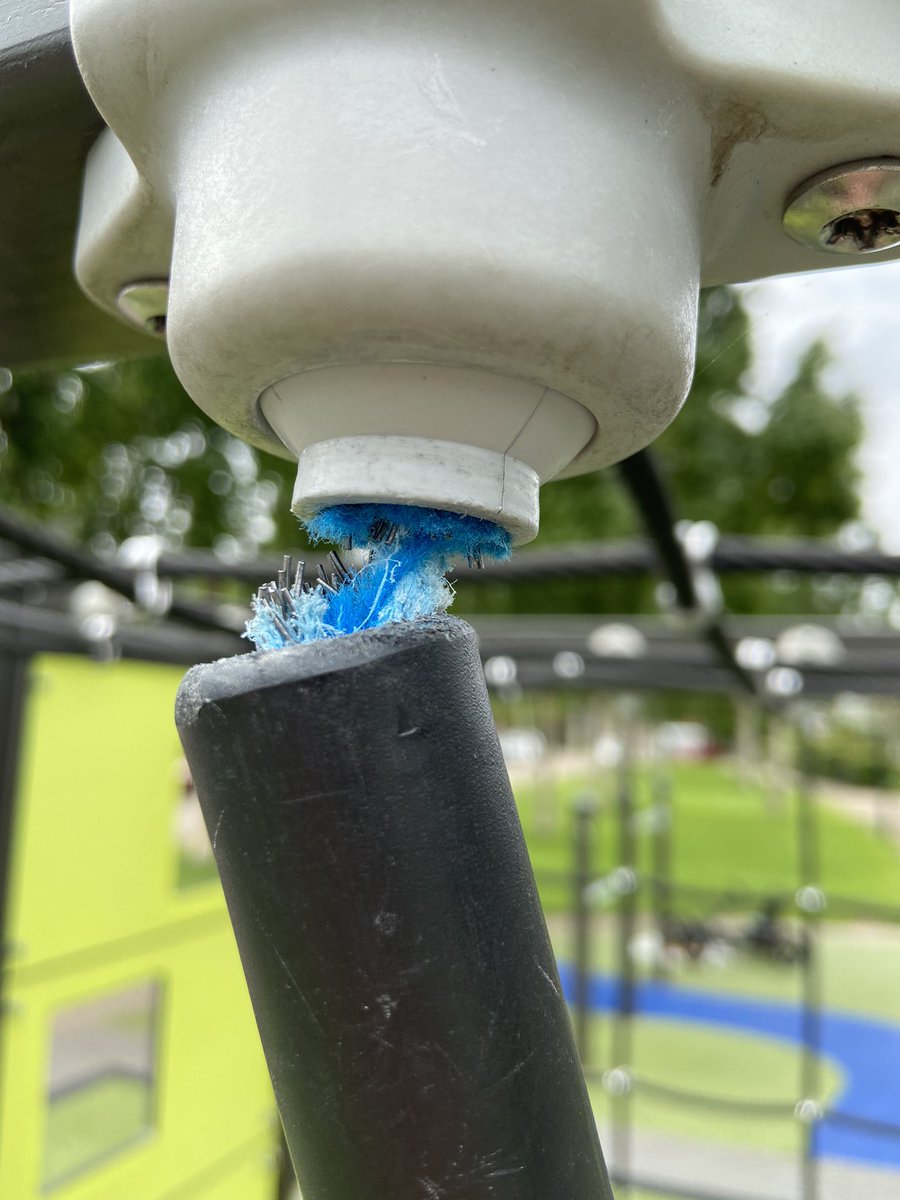 Els_Douma's tweet photo. @Gem_Amersfoort hang element bij speeltuin Christoffelkruid (Nieuwland) is bijna los. Fijn als het gerepareerd kan worden. https://t.co/HcsPVnp4X3