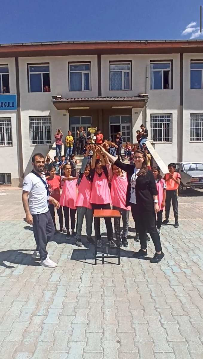 Beden Eğitimi Öğretmenimiz Adil SEÇMEN sınıflar arası voleybol turnuvası düzenledi. İki hafta boyunca süren turnuvanın finali 27 Mayıs Cuma günü oynandı. Finalde 8/A sınıf takımını yenen 7/A sınıf takımı şampiyon oldu.  
<a href="/Tut_Kaymakamlik/">Tut Kaymakamlığı</a> <a href="/tutmeb/">Tut İlçe Milli Eğitim Müdürlüğü</a> <a href="/TalipYCEL2/">Talip YÜCEL</a> <a href="/AdilSecmen/">Adil Seçmen</a>