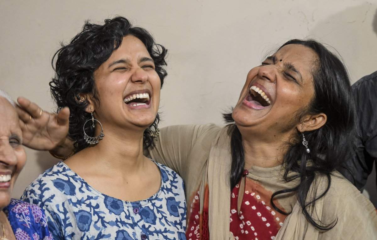 UPSC टॉपर श्रुति शर्मा अपनी मां के साथ. अव्वल आने की खुशी वाली इस तस्वीर को क्या कैप्शन देंगे आप? 📷 - PTI / @choudharyview