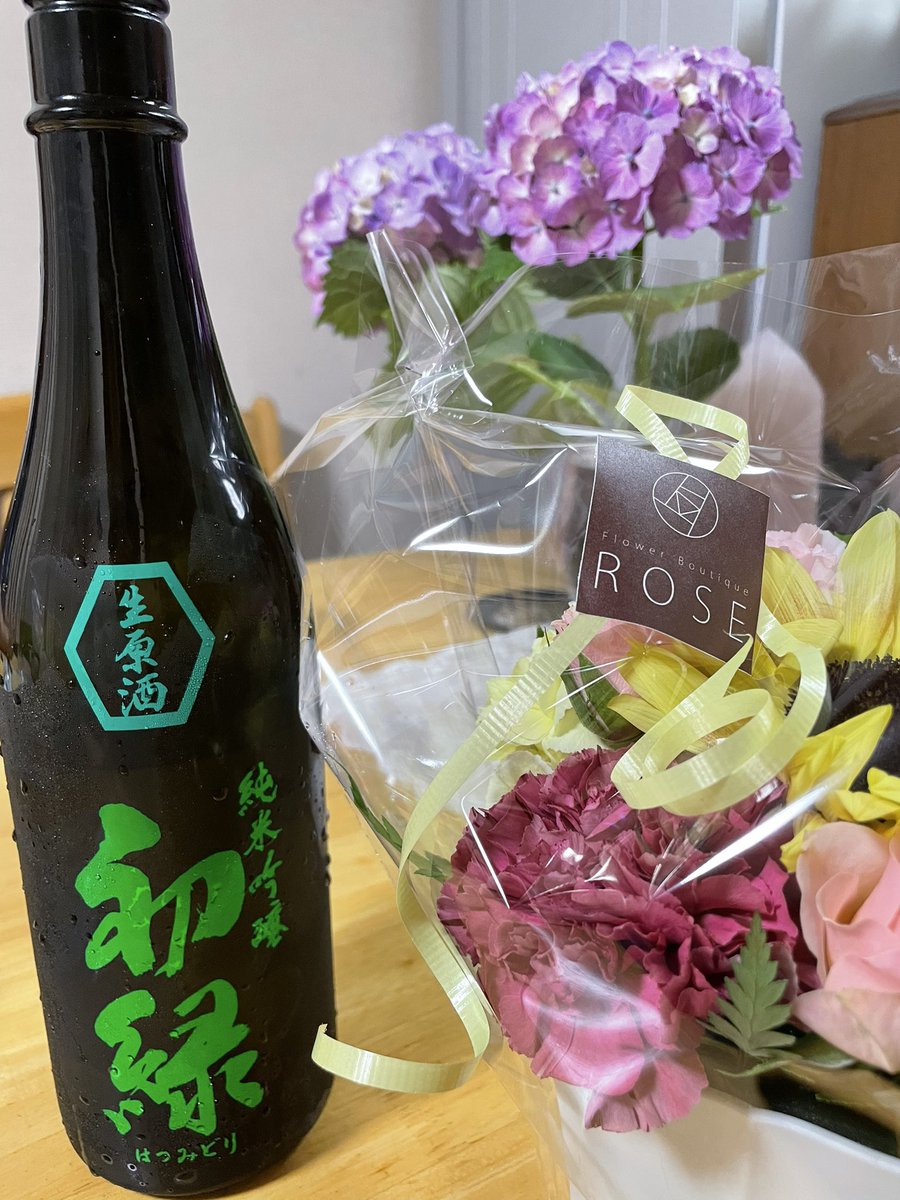 39happy3's tweet photo. タクシーハマちゃん開業祝いに今日お友達にいただいたお花💐を飾って今宵は乾杯🥂お酒飲めんでもこれはめちゃ美味し��です〜ヤバイ😂😂😂#日本酒 ＃奥飛騨酒造 #福祉タクシー #乾杯 https://t.co/zRu3WEvoDb