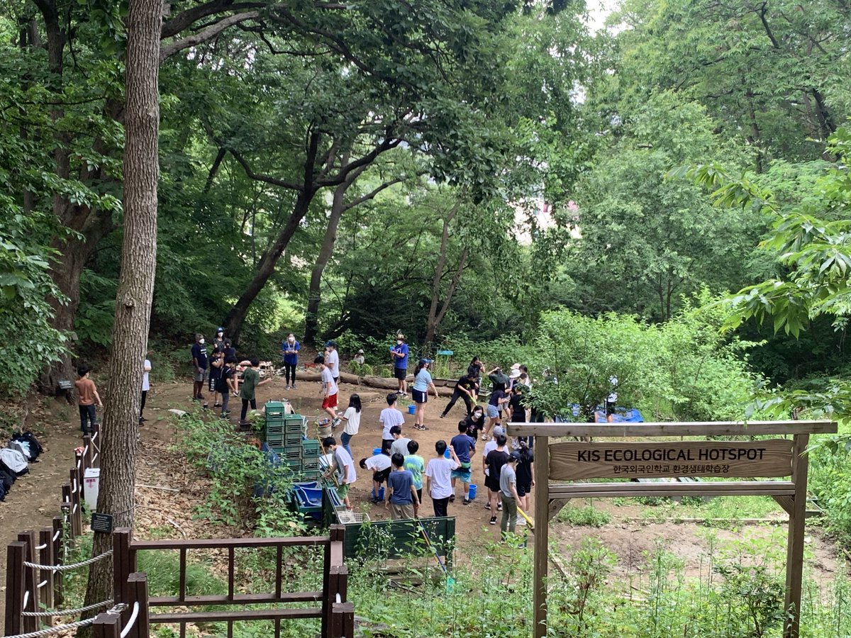 Slaid_Jim's tweet photo. Students also cleaned up our Eco Hotspot and had some water balloon fun today! #kisms #kispride https://t.co/iPzzAy9XRr