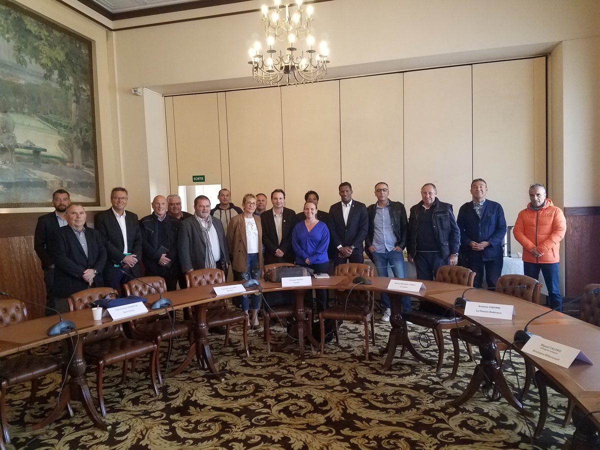 hpmelone's tweet photo. Réunion ce matin à #BourglaReine du réseau #sport de l'#AMD92 avec les élus aux sport du département.
L'occasion d'échanger sur les actions & politiques sportives menées au sein de nos communes et l'accueil des délégations étrangères en vue des JOP de @Paris2024
👇 https://t.co/NxBQ8zf4K5