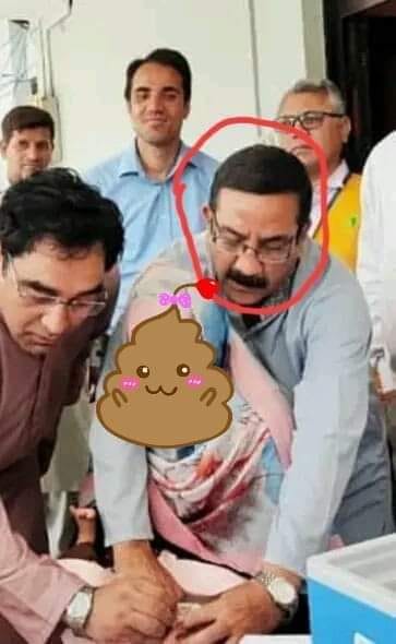 LinkKashmir's tweet photo. پاکستان میں پولیو ویکسین کے خلاف مزاحمت میں دیگر کئی عوامل کے ساتھ سرکاری اہلکاروں کا یہ رویہ بھی شامل ہے- یہ لوگ قطرے پلا رہے ہیں یا بھیڑیوں کا جھنڈ خاتون پر حملہ آور ہے؟- https://t.co/HF7zUdoR6D
