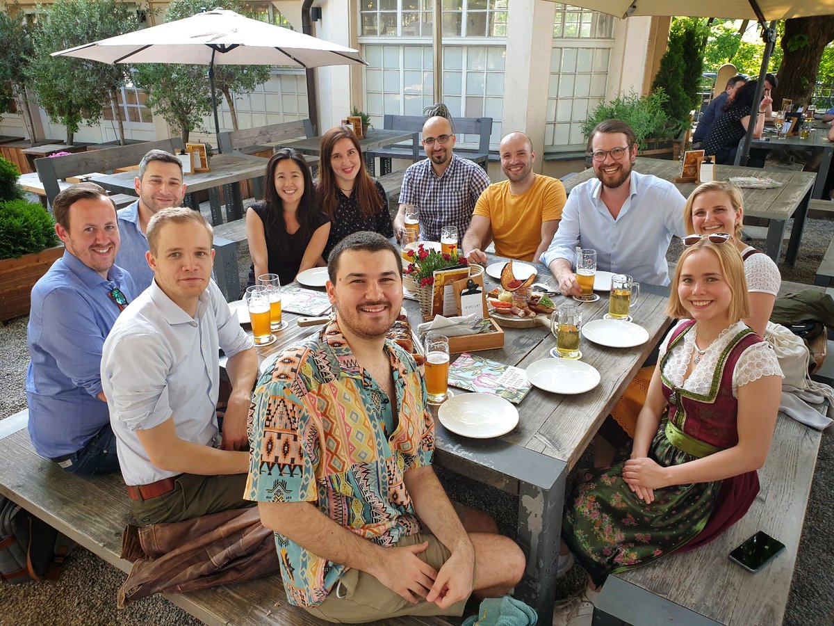 Prost! 🍻

Wir hatten einen gemütlichen Abend im Biergarten am Nockherberg. Wir freuen uns, dass neben gemeinsamen Brainstormings im Büro auch entspannte Feierabende mit den Kolleginnen und Kollegen wieder zur Normalität gehören! 

Auf einen tollen Sommer und ein tolles Team 🎉