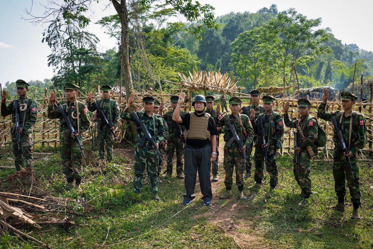 Visit to a front-line PDF base! I am very honoured to meet some of #Myanmar’s bravest sons and heroes, PDF soldiers. We are very proud of them, and will never forget their sacrifices in our fights to end military dictatorship.
#WhatsHappeningInMyanmar